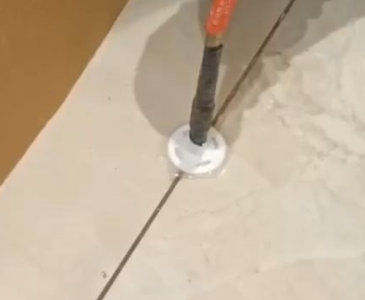 特克斯瓷砖空鼓维修公司专业解答瓷砖在铺贴过程中，如果没有涂抹均匀到位的粘结材料（如水泥砂浆或瓷砖胶），可能会导致以下问题